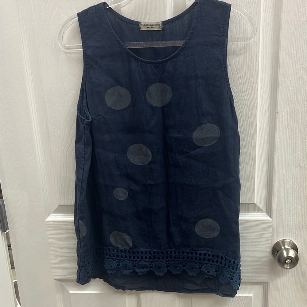 Blue Sleeveless Tank Top with Round Neckline